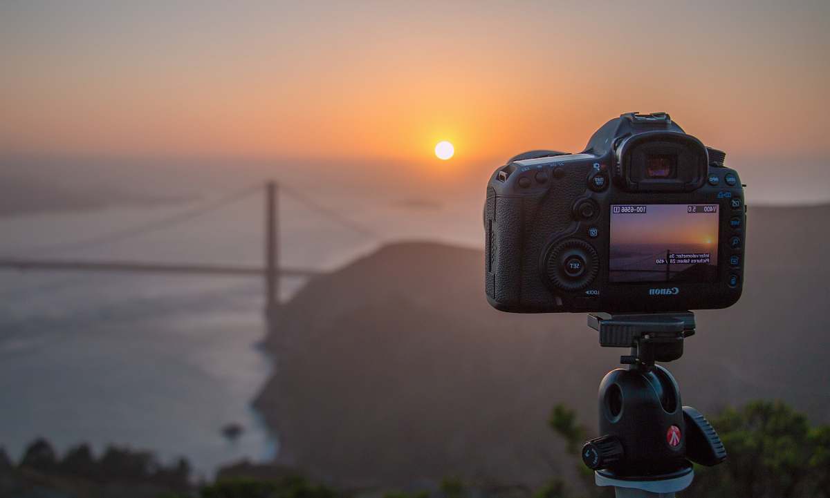 san francisco DSLR camera pointed on Golden Gate Bridge, San Francisco tripod